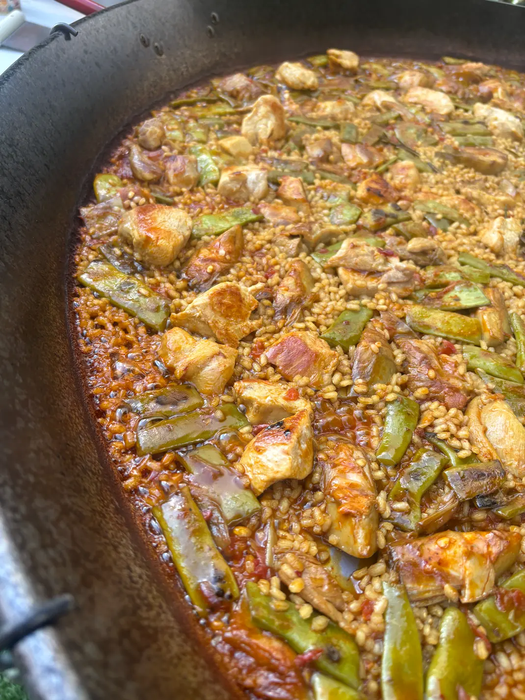 Max el Marbellero chef español cocinando paella tradicional en paellera