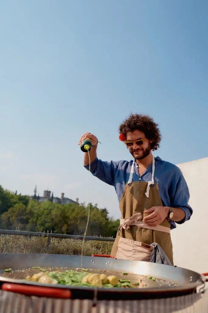 Max, chef español de Marbella, cocinando paella tradicional a domicilio en CDMX